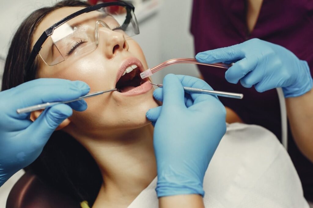 Higienista realizando una limpieza dental profesional